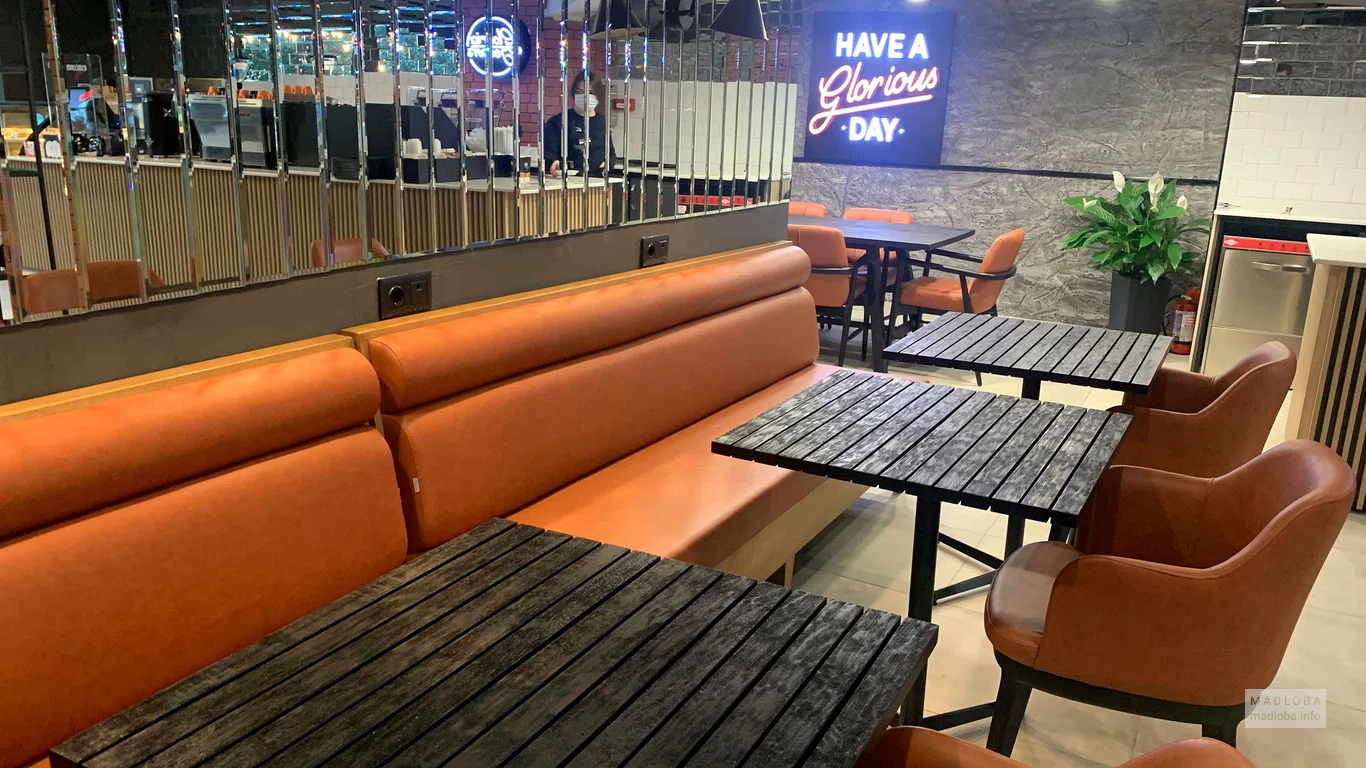 Кафе Gloria Jeans столики для посетителей Тбилиси