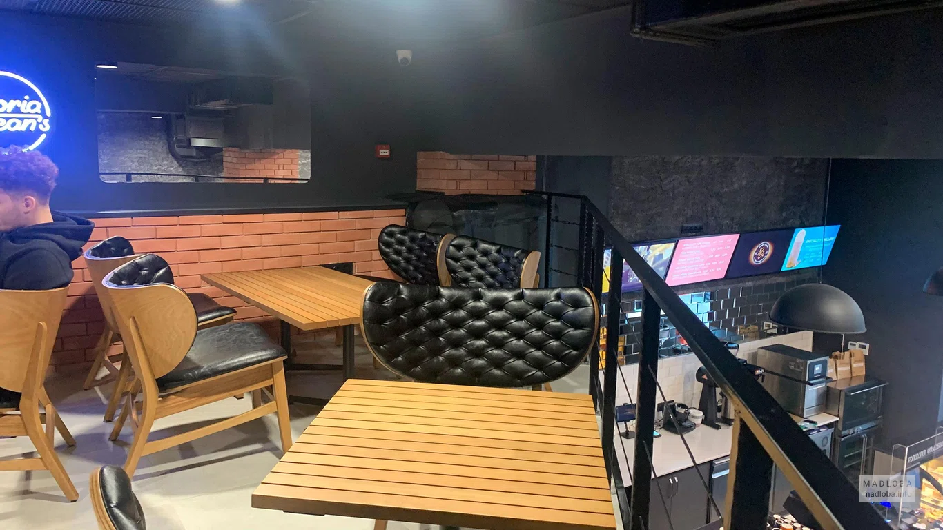 Мебель на втором этаже в Gloria Jeans Грузия