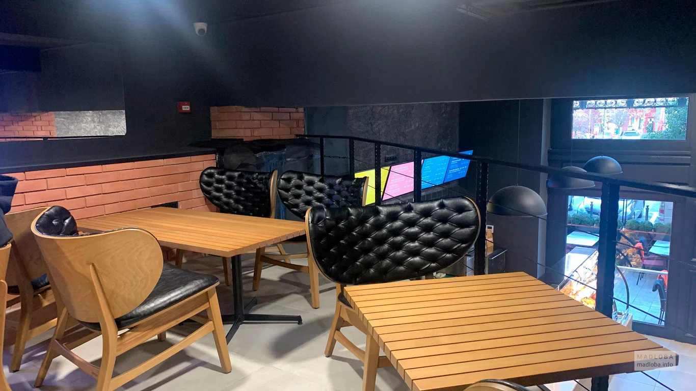 Тбилиси Cafe Gloria Jeans столы в зале