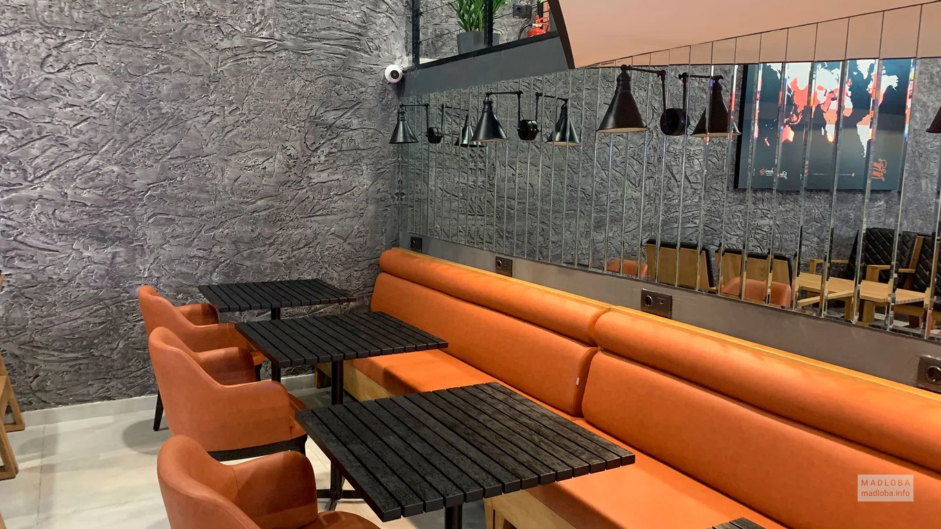 Cafe Gloria Jeans столы для гостей