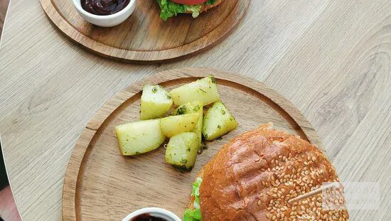 Бургеры в Go Vegan Cafe