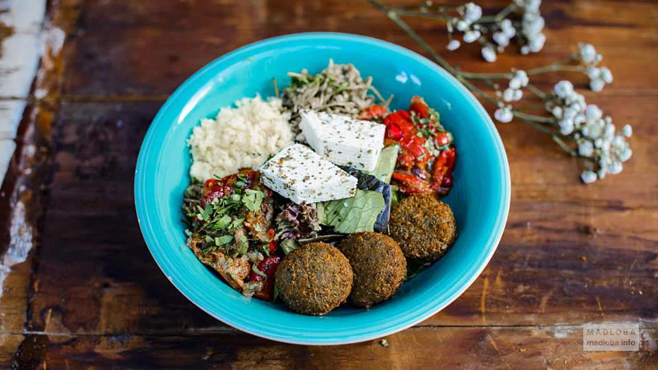 Блюдо грузинской кухни в ресторане Бычок