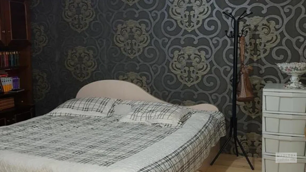 Кровать в номере отеля "Дом Гоги и Лелы"