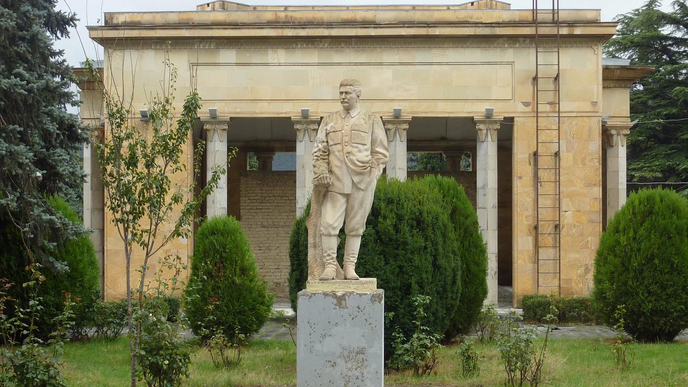 Stalin Avenue and the Museum of Military Glory