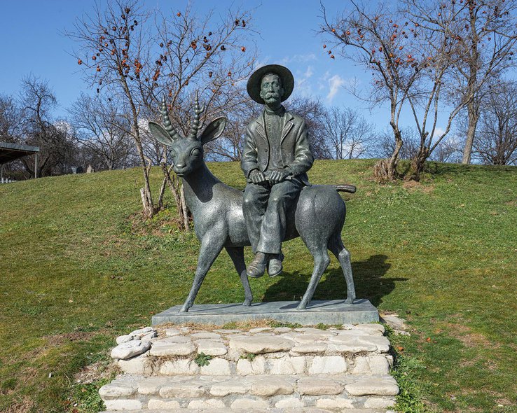Памятник Нино Пиросманишвили в Грузии
