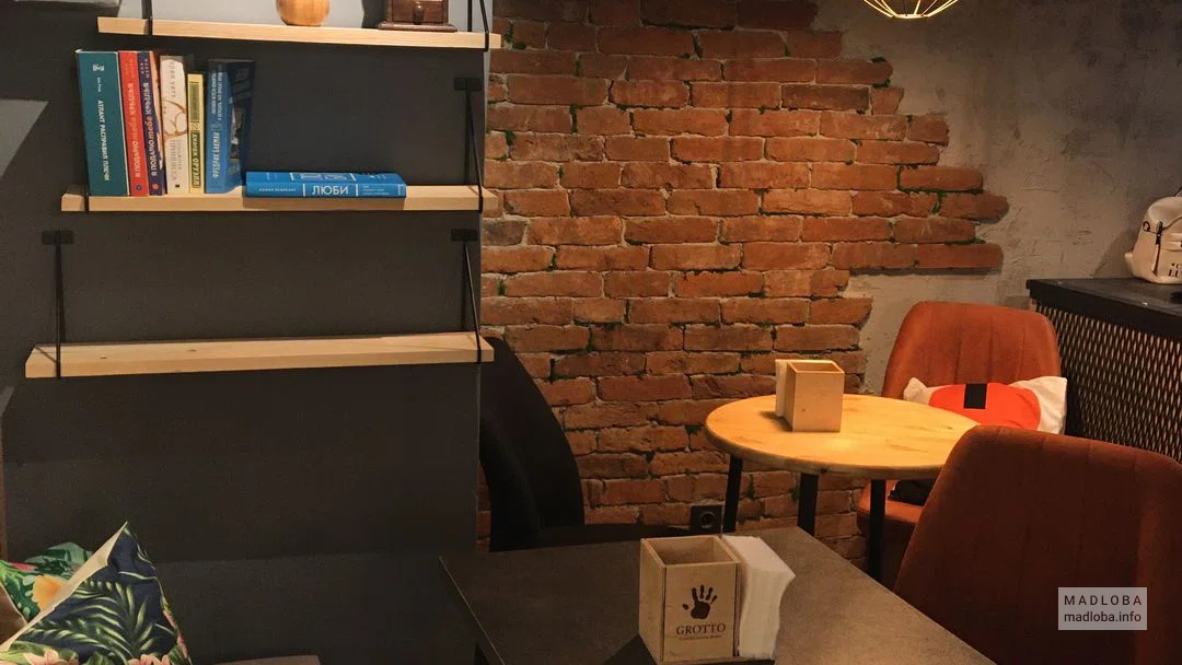 Столик в Cafe Grotto