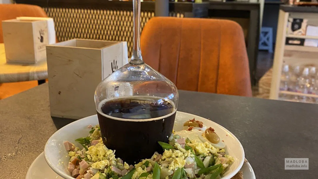 Подача блюда из меню Cafe Grotto