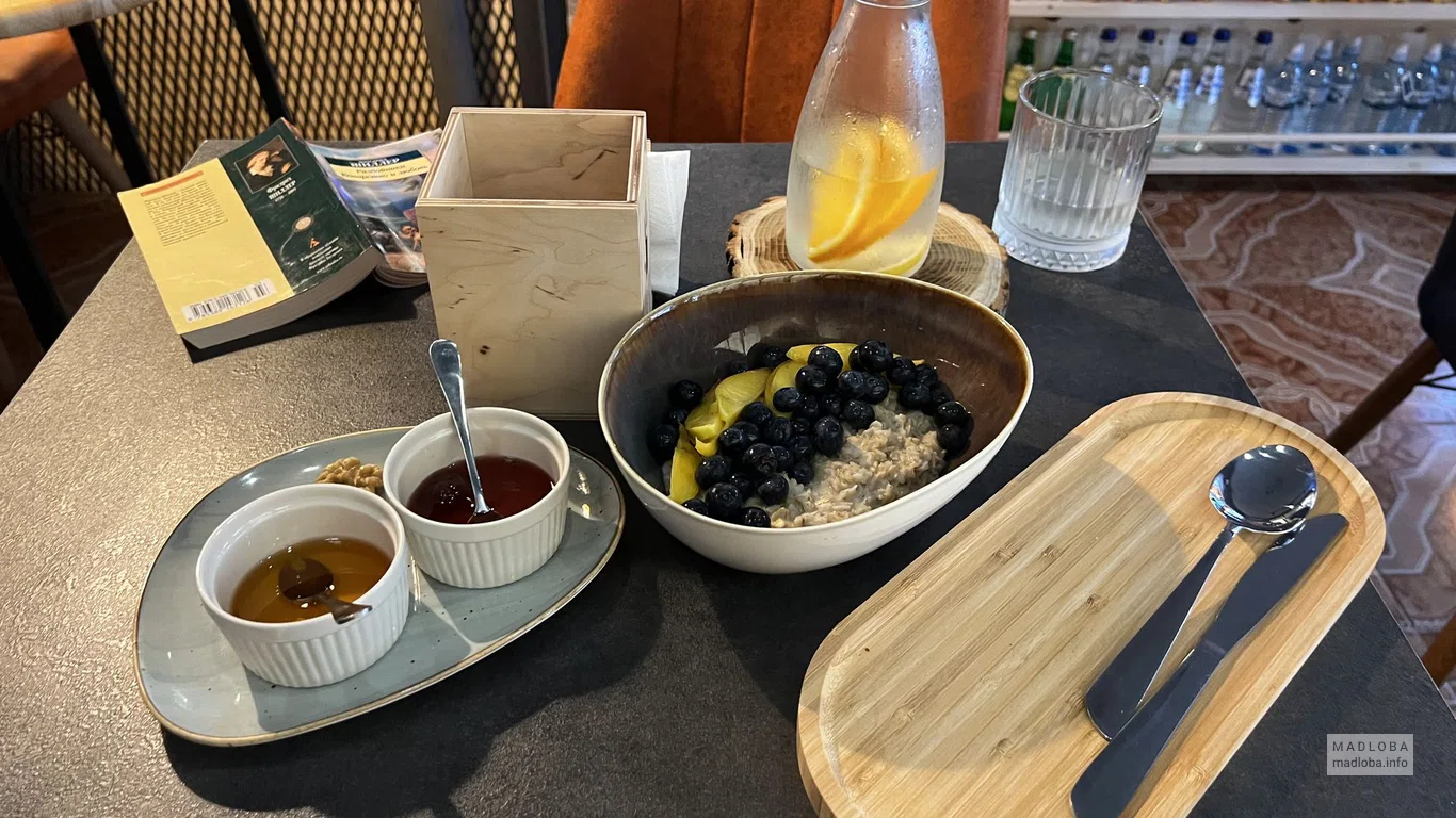 Подача блюда в Cafe Grotto