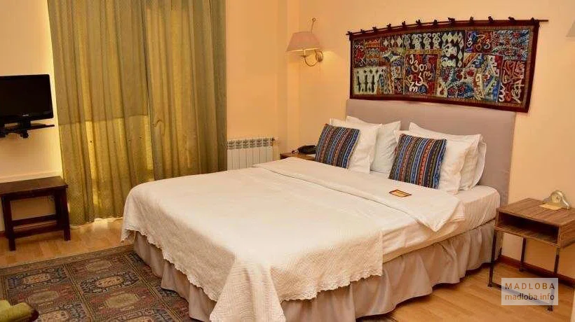 Кровать в номере Betsy's Hotel