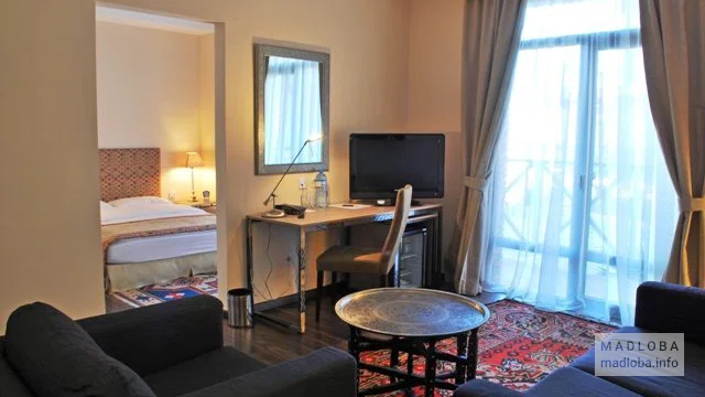 Зона для работы в номере Betsy's Hotel