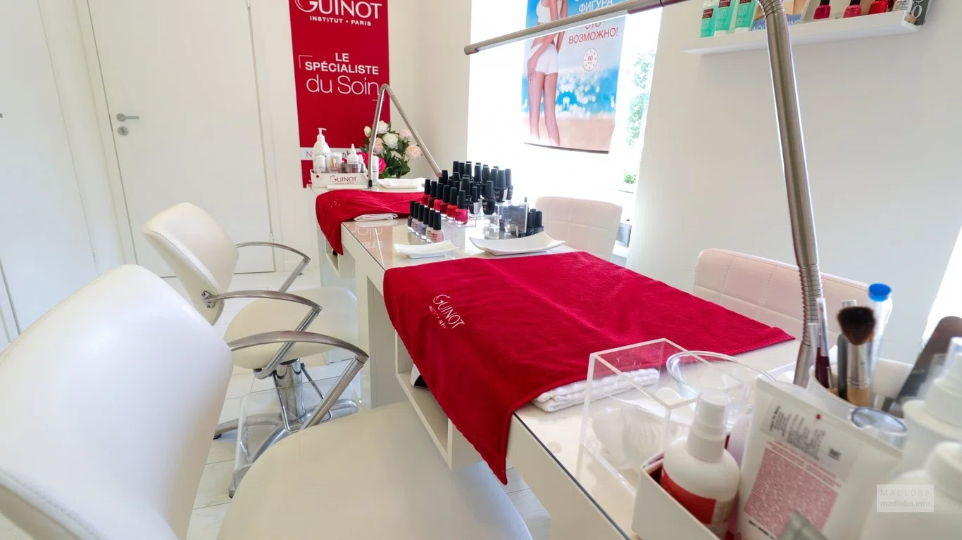 Стол для процедур в институте красоты «Guinot Georgia»