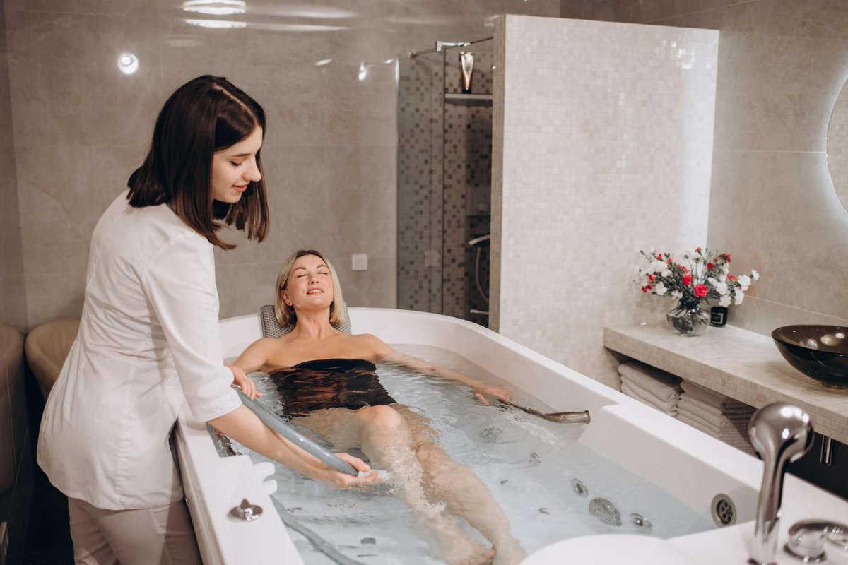 The hydro massage procedure performed by a specialist