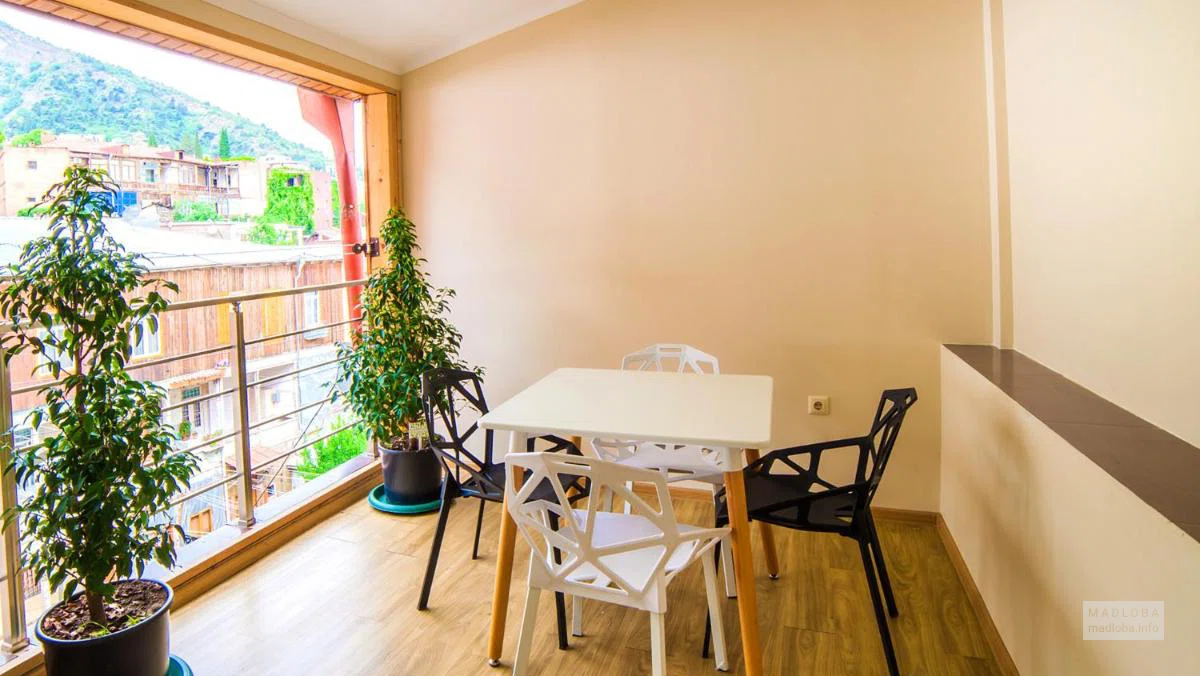 Балкон в номере Hermes Apartments