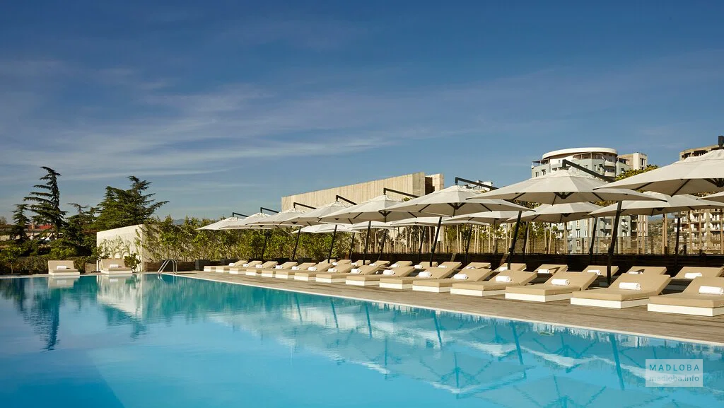 Бассейн в Holiday Inn Tbilisi