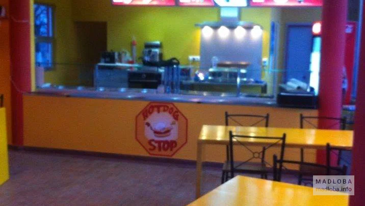 Интерьер прилавка кафе Hot Dog Stop в Тбилиси
