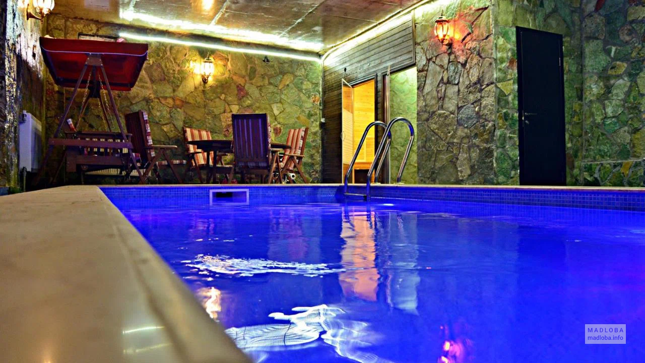 Бассейн в отеле 2Floors