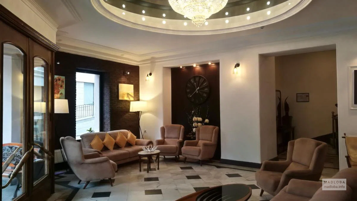 Холл в Hotel Diplomat в Грузии