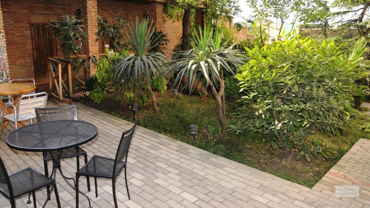 Летний дворик Hotel Kalanga