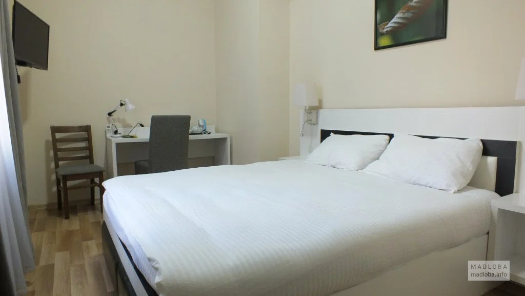 Кровать в номере Hotel Nice