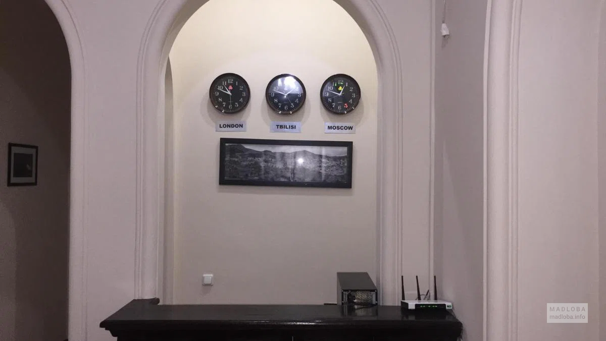 Декор на стенах номера в Hotel Nice