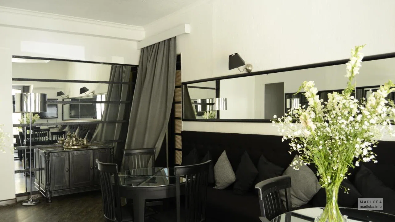Кафе в номере Hotel Opera