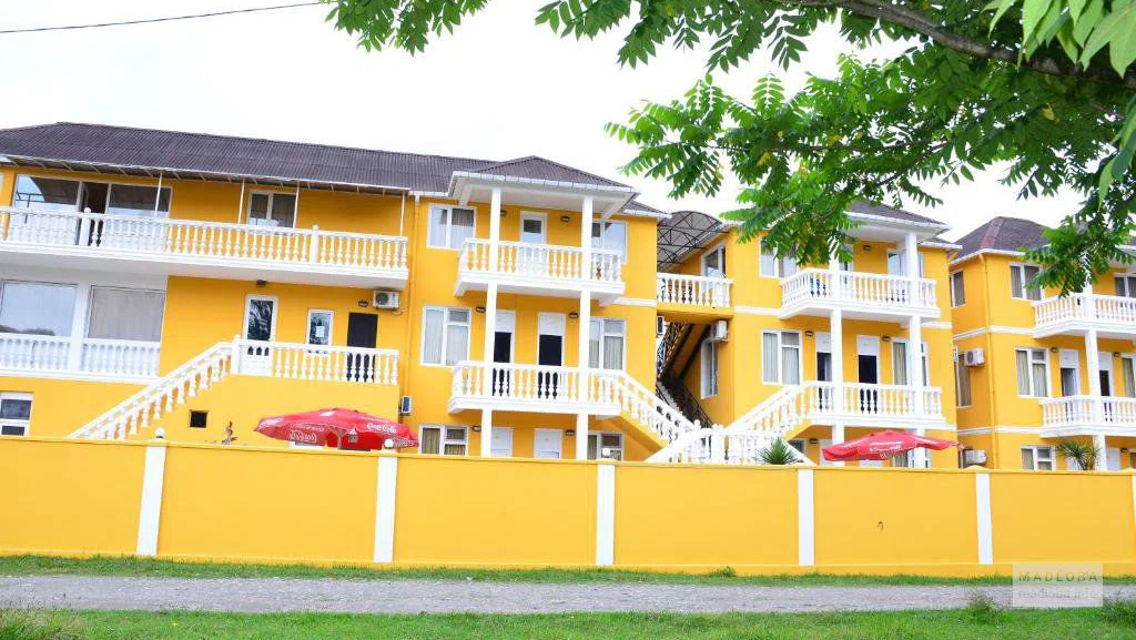 Вид здания Hotel Papa