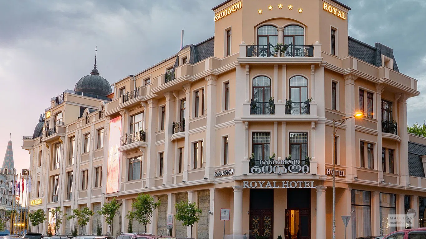 Вид здания отеля Royal