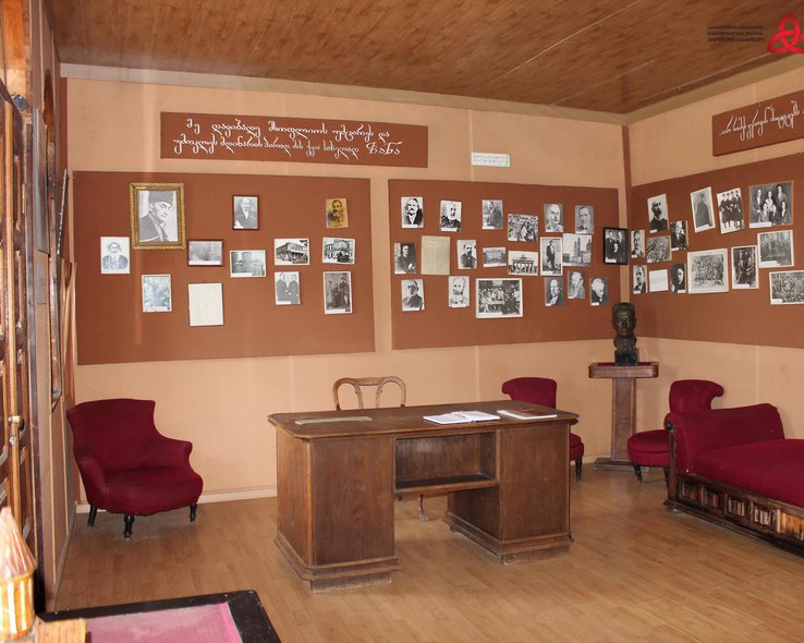 Фотографии в доме-музее Константинэ Гамсахурдия