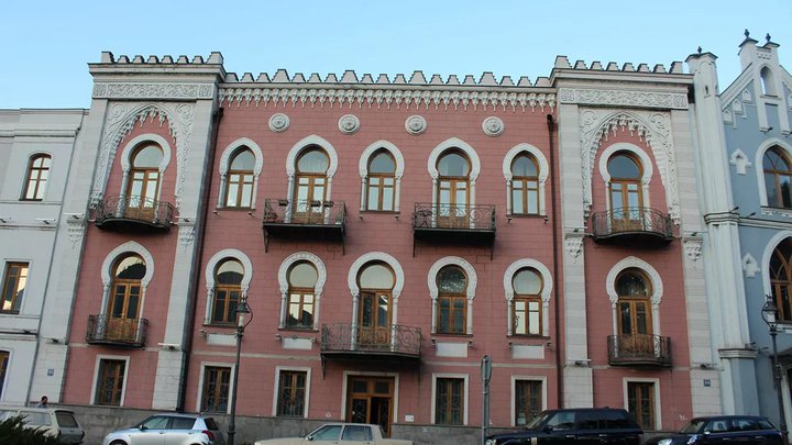 Дом с фонарем и видом на Куру