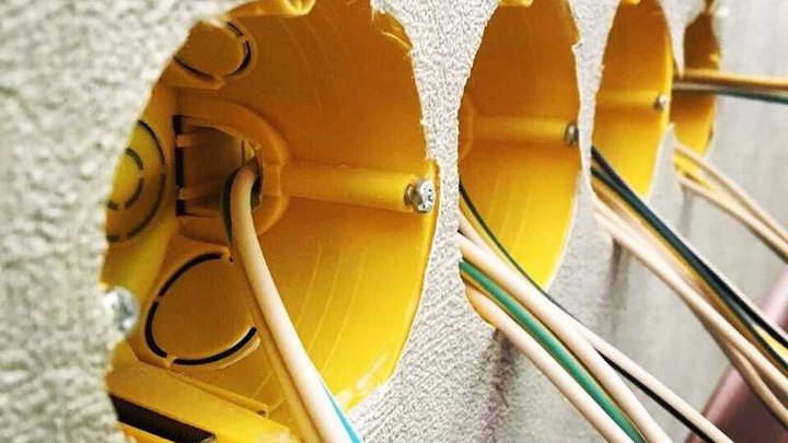 How to install a socket outlet correctly: step-by-step instructions