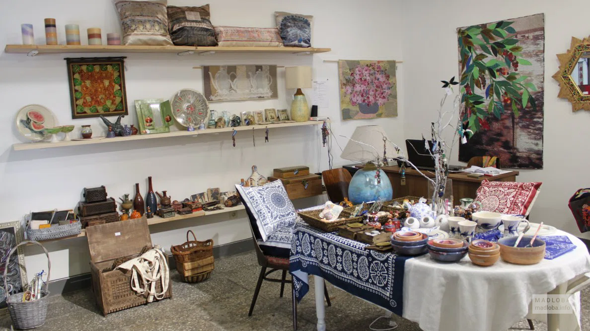 Интерьер сувенирного магазина In Tiflis