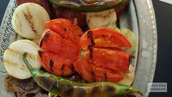 Мясо с овощами на мангале