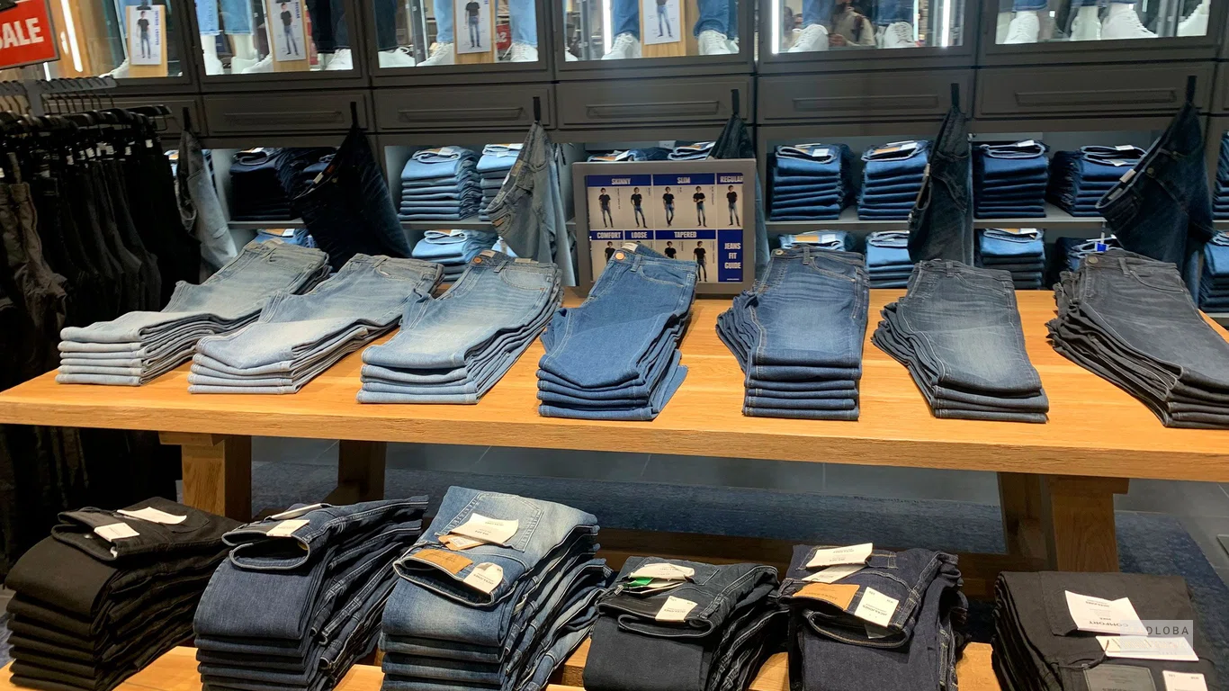 Стеллажи с джинсами в Clothing store Jack an Jones Georgia