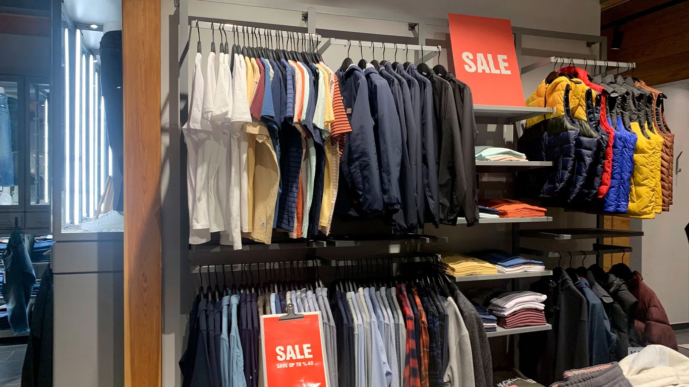 Выбор футболок в Clothing store Jack an Jones Georgia