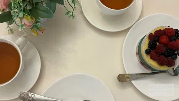 Подача чая с десертом