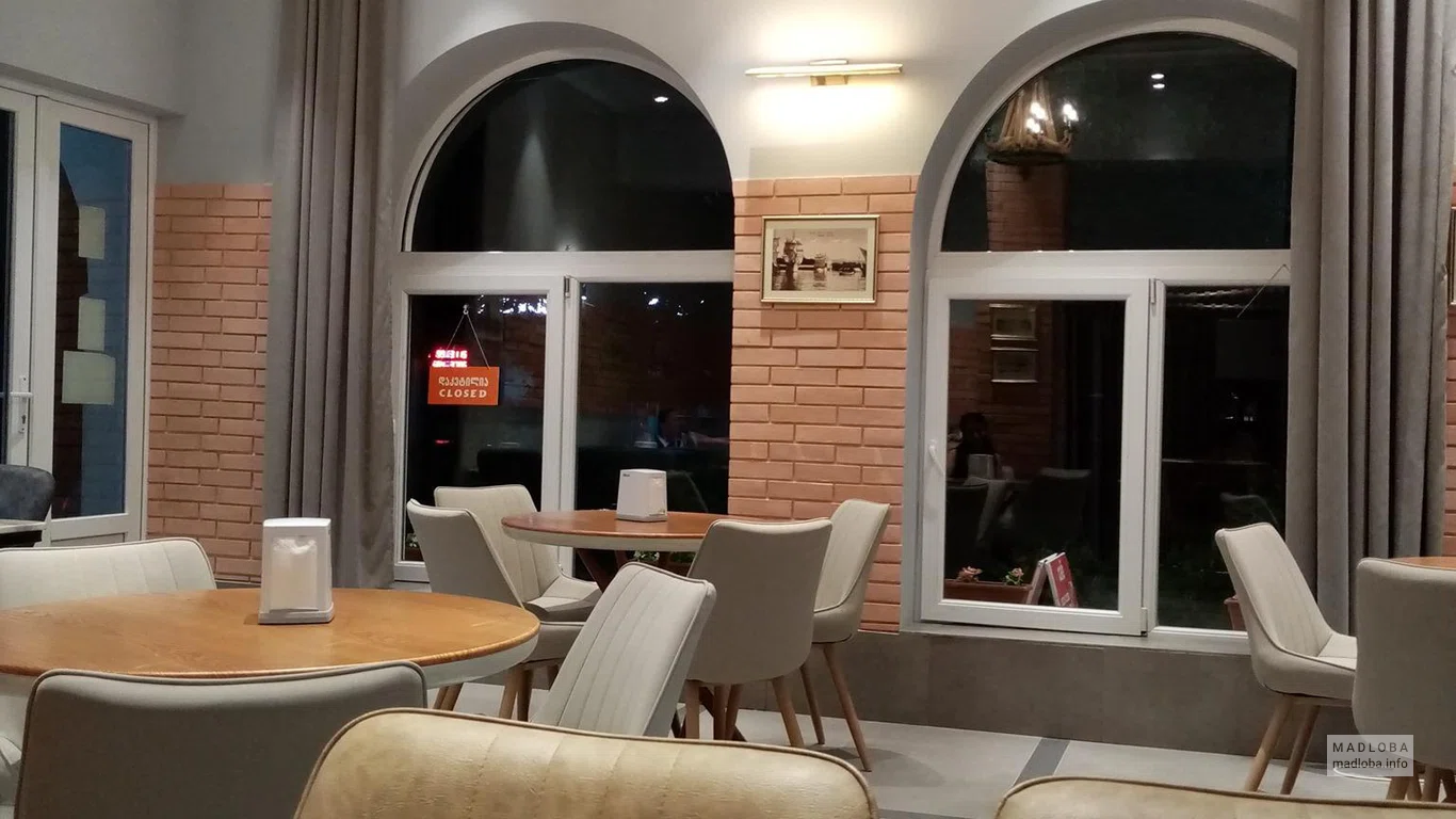 Столики в кафе