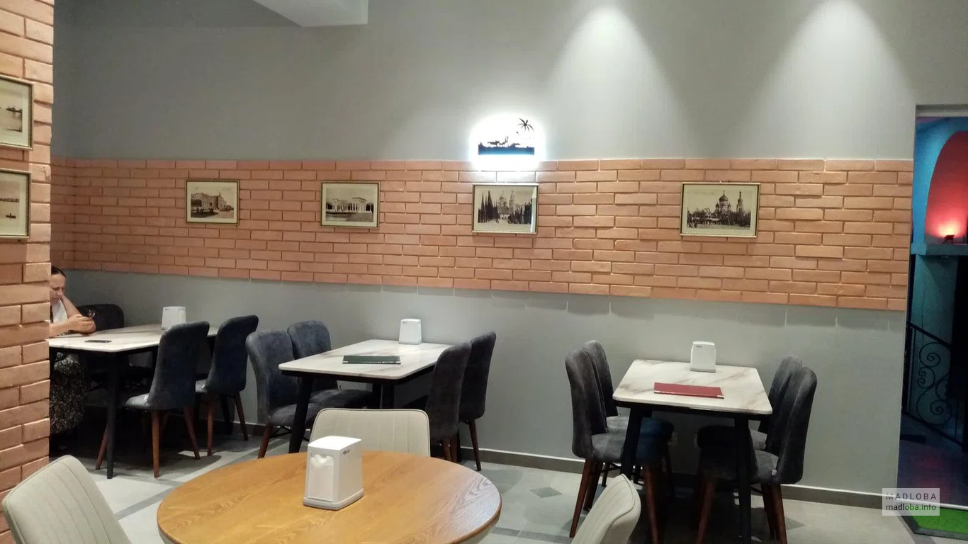 Столики в зале кафе