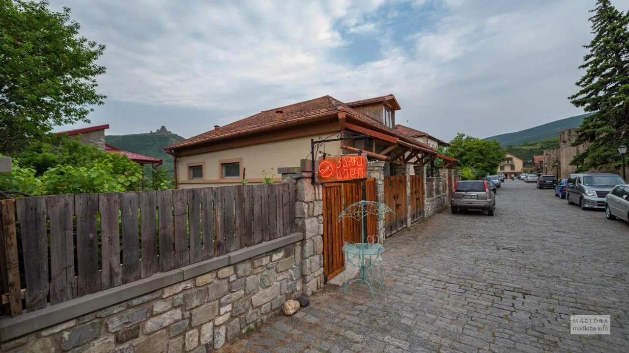 Вход на территорию Panoramic Hotel Khedi в Мцхете