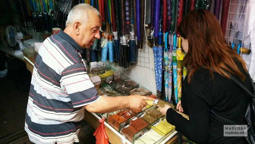 Аксессуары на рынке Хопа