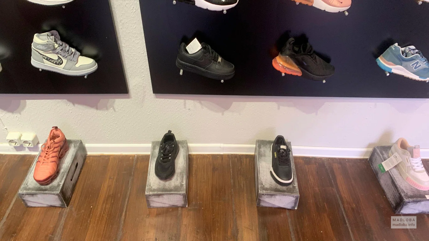 Спортивная обувь Shoe store KICKS