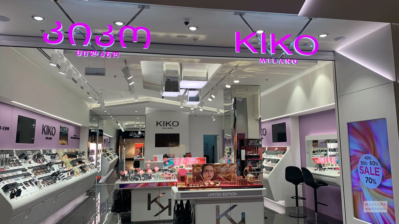 Стеклянный вход в магазин косметики Кико