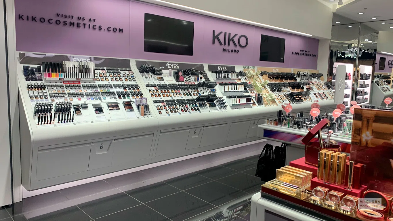 Полки с товаром в магазине косметики Кико