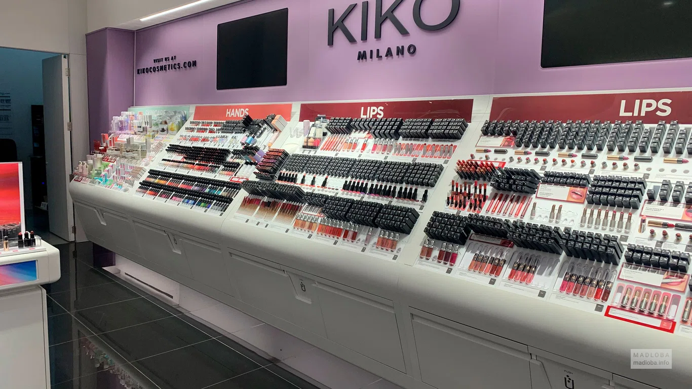 Ассортимент косметики в магазине косметики Кико