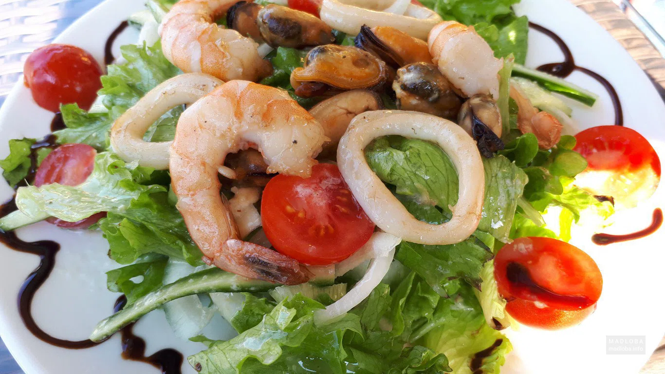 Блюдо из морепродуктов в ресторане