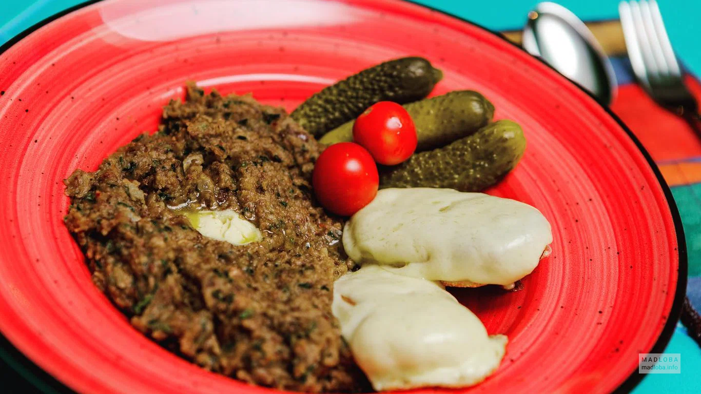 Подача закуски в меню бара Komuna