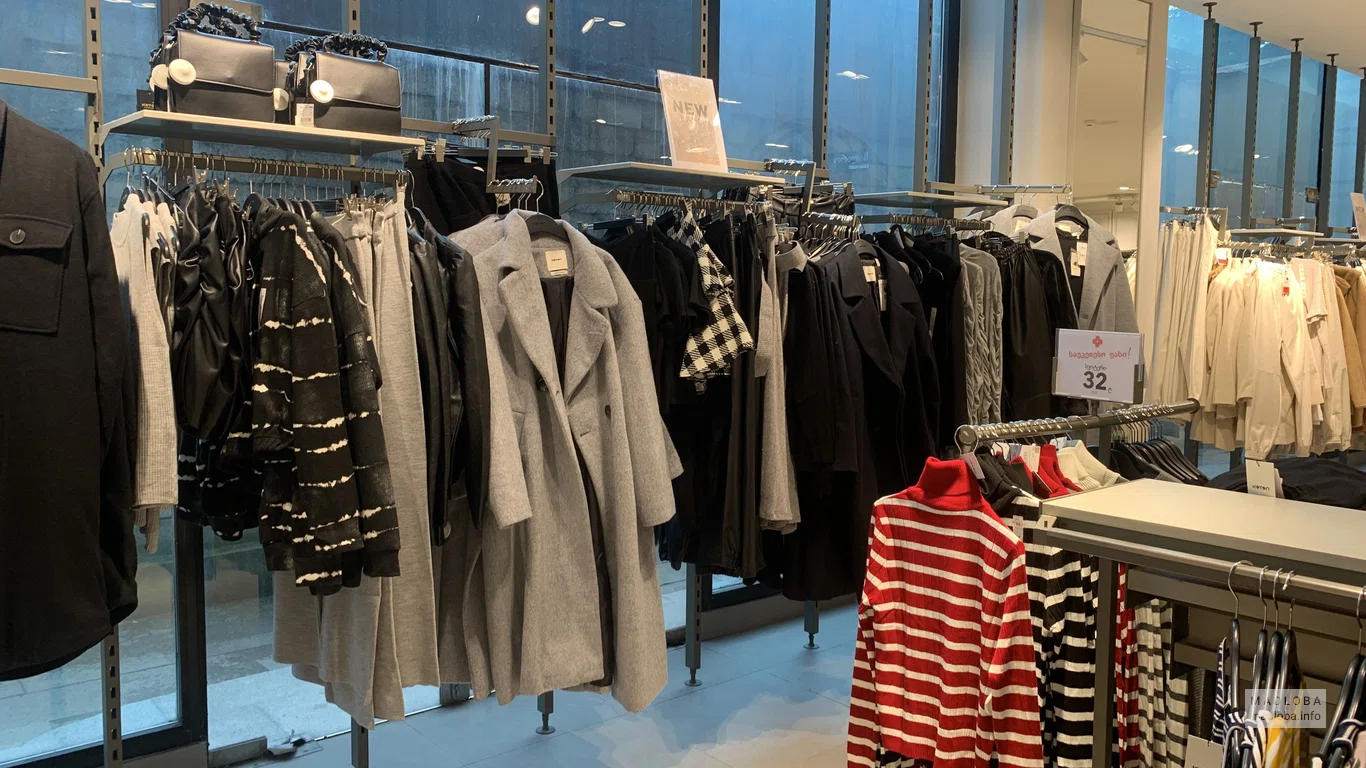 Одежда на вешалках Clothing store Koton
