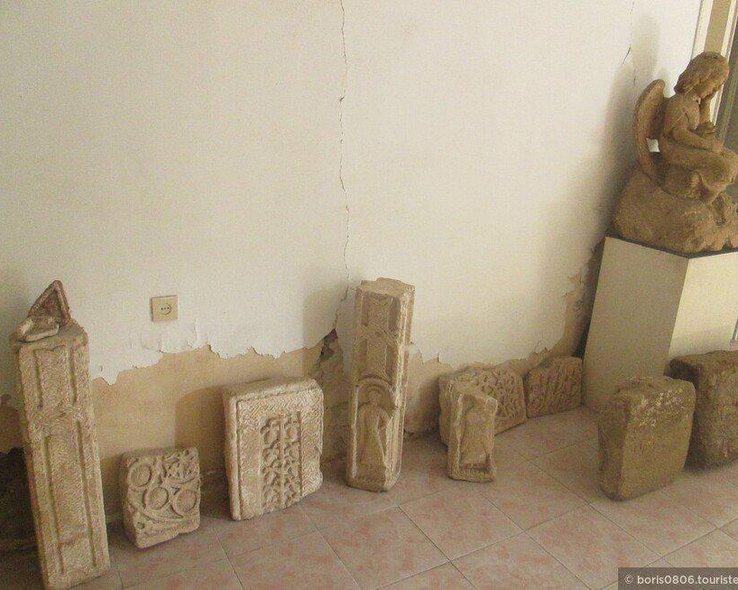 Фрагменты старинных храмов в музее Они