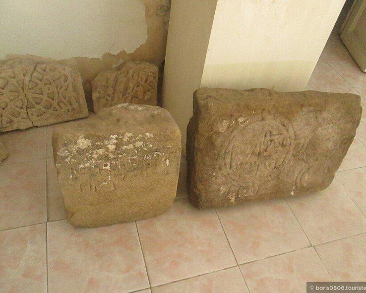 Фрагменты старинных храмов в краеведческом музее Они