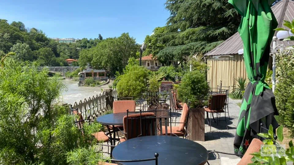 Столики с видом на реку в ресторане Kutaisi Gardenia