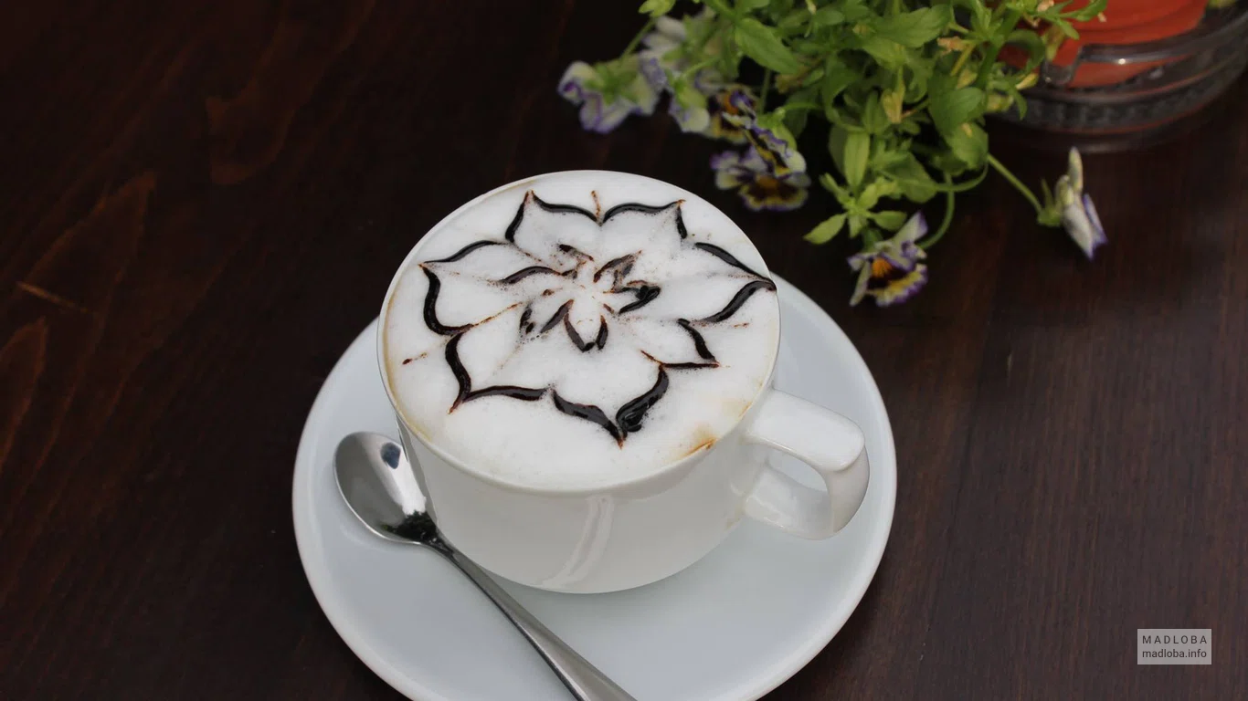 Подача капучино в ресторане Kutaisi Gardenia